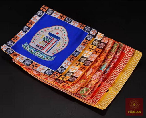 Khăn gấm vuông để Pháp khí
