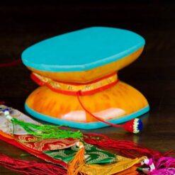 Trống Damaru màu vàng mặt da cừu xanh 13 cm